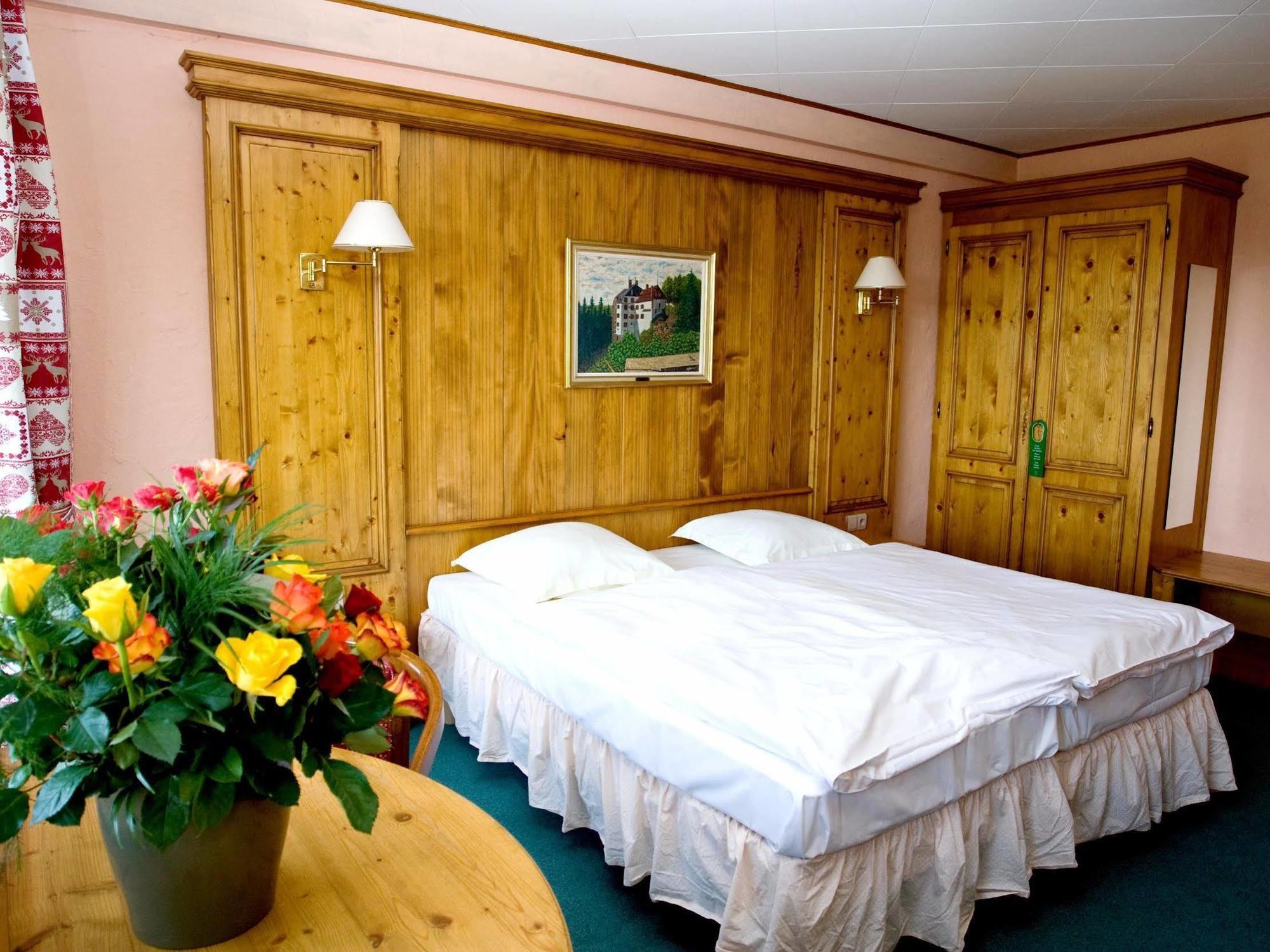 Hotel Restaurant Aux Trois Roses La Petite-Pierre Bagian luar foto